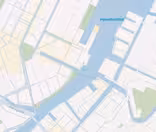 Kart som viser et område med vannveier merket "Hønsenløbet", gater og rutenettlignende mønstre av bygninger. Vannkanaler og dokker er avbildet med omkringliggende urban infrastruktur og veinett.